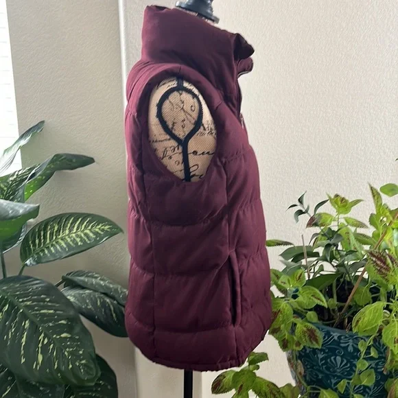 NWOT Old Navy vest colour maroon excellent condition - Picture 2 of 8